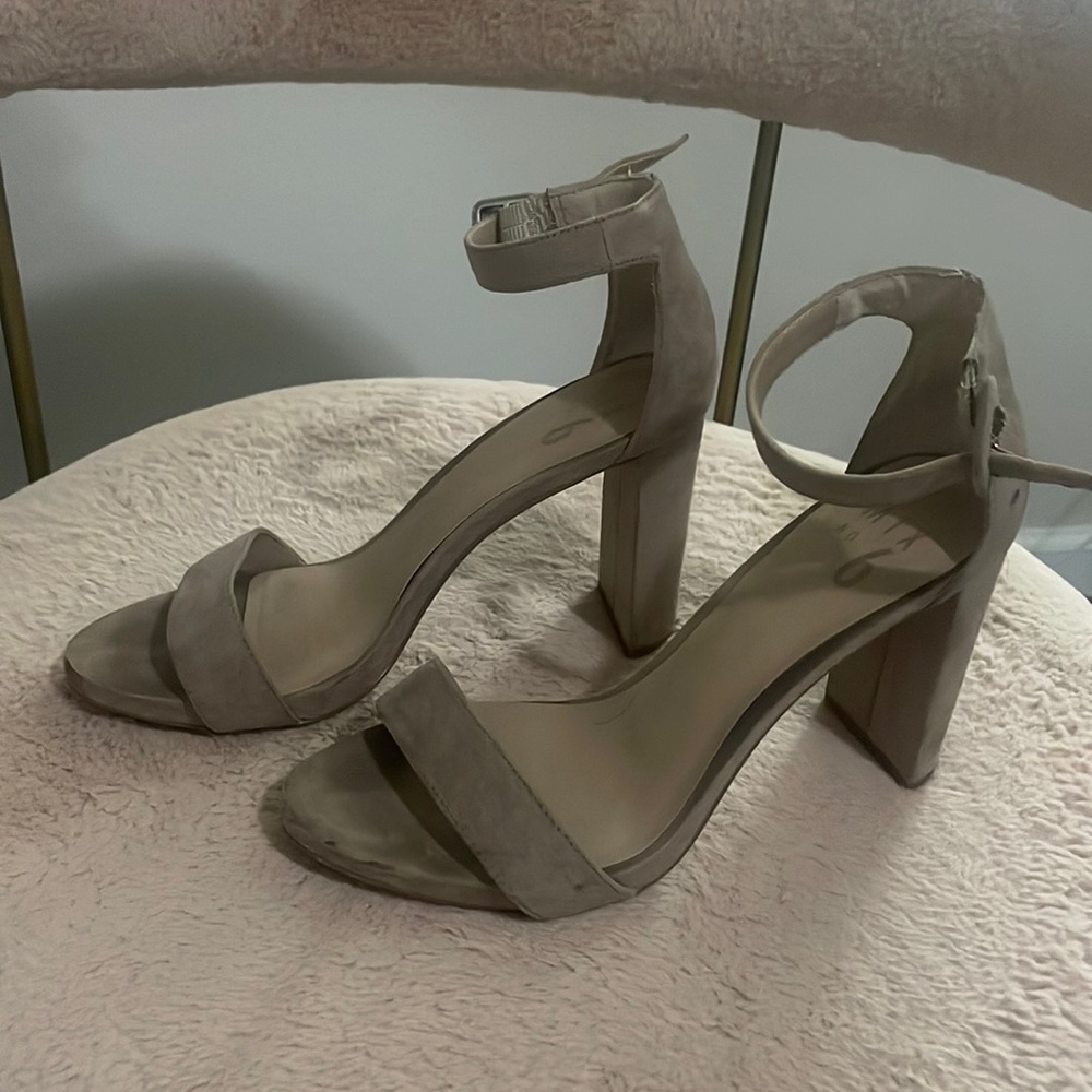 4 inch Nude heels - Picture 1 of 4
